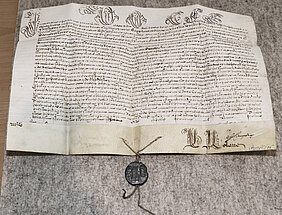 Urkunde Papst Innozenz' XI. an den Offizial des Bischofs von Freising, den Fall des Melchior Gerg und der Ursula Wartenhauser zu untersuchen, 1. April 1677 (Foto: Bayerisches Hauptstaatsarchiv)