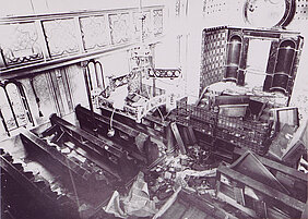 Blick von der Frauenempore der Synagoge von Mellrichstadt in den verwüsteten Betsaal im September 1938, Staatsarchiv Würzburg, Staatsanwaltschaft Schweinfurt 639 (Foto: Staatliche Archive Bayerns) [JPG-Datei].