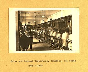 Orts- und Fernamt Regensburg am Domplatz mit überwiegend weiblichem Personal, 1924-1928 (aus: StAAm, Abgabe Staatsarchiv Nürnberg Postakten 1490)