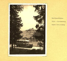 Bus der Kraftpostlinie Floß - Flossenbürg mit der Ruine von Burg Flossenbürg im Hintergrund, 1930er Jahre (aus: StAAm, Abgabe Staatsarchiv Nürnberg Postakten 662)