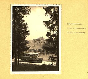 Bus der Kraftpostlinie Floß - Flossenbürg mit der Ruine von Burg Flossenbürg im Hintergrund, 1930er Jahre (aus: StAAm, Abgabe Staatsarchiv Nürnberg Postakten 662)