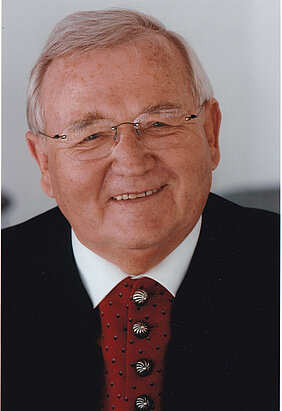 Die Abbildung zeigt eine Porträtaufnahme von Dr. Georg Simnacher (2004, Foto: Fred Schöllhorn).