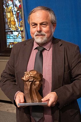 Bild 4: Mgr. Petr Hubka (Direktor a.D. des Staatlichen Gebietsarchivs Pilsen / Státní oblastní archiv v Plzni) mit dem Bayerischen Janus 2021.