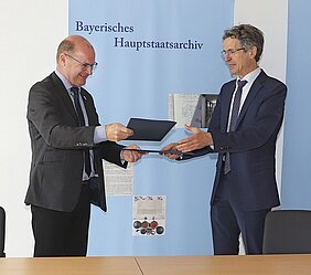 Bild 1: Dr. Nobert Schäffer, Vorsitzender des Landesbunds für Vogelschutz und Dr. Bernhard Grau, Direktor des Hauptstaatsarchivs.