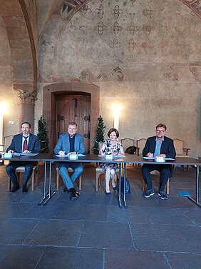 v.l.n.r. Dr. Marcus Holtz (Universitätsarchiv Würzburg), Dr. Jürgen Vorndran (Generalvikar des Bistums Würzburg), Dr. Margit Ksoll-Marcon (Generaldirektorin der Staatlichen Archive), Achim Könneke (Kultur- und Tourismusreferent der Stadt Würzburg) Foto: Dr. Alexander Wolz, StAWÜ