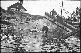 Fotografie einer durch das Hochwasser zerstörten Brücke, 1954, Bayerisches Hauptstaatsarchiv, Bundesamt für Zivilschutz Fotos, Abgabe 2021/155, lfd. Nr. 65 [JPG-Datei].  