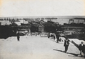 Bild 1a: Von der Ostfront: Odessa, Nicolai-Boulevard (Treppe von 200 Stufen) (Bayerisches Hauptstaatsarchiv, Staudinger-Sammlung 7074).