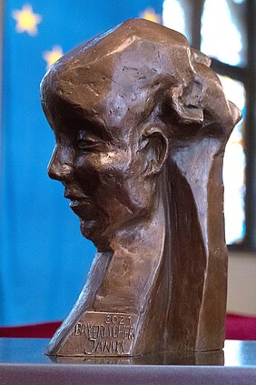 Bild 1: Bayerischer Janus 2021, gestaltet von der Passauer Künstlerin Monika Jokiel.