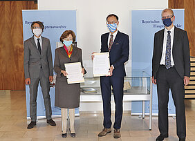 Bild 25: v.l.n.r.  Dr. Bernhard Grau (Direktor des Hauptstaatsarchivs) - Dr. Margit Ksoll-Marcon (Generaldirektorin der Staatlichen Archive) - Dr. Frank Matthias Kammel (Generaldirektor des Bayerischen Nationalmuseums) - Dr. Matthias Weniger (Bayerisches Nationalmuseum) mit den unterzeichneten Vereinbarungen, Fotografin: Elisabeth Miletic, Bayerisches Hauptstaatsarchiv