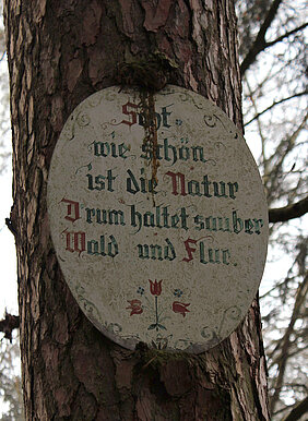 Tafel in einem Waldstück bei Petershausen, Lkr. Dachau (Foto Andrea Kurzböck)
