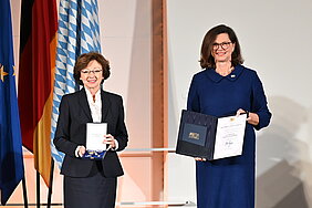 v.l.n.r: Generaldirektorin a.D. Dr. Margit Ksoll-Marcon, Landtagspräsidentin Ilse Aigner, MdL.
