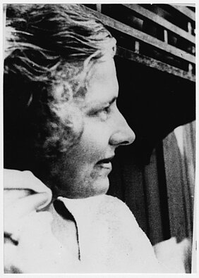 Anastasia Anderson-Manahan, ca. 1952  in Unterlengenhardt (Signatur: BayHStA, NL Anastasia Anderson-Manahan 3, Bildnachweis: Bayerisches Hauptstaatsarchiv)