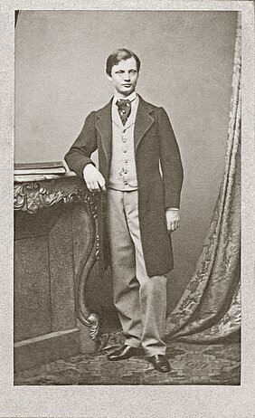 Abbildung 4 zeigt Prinz Ludwig während seiner Studienzeit, ca. 1862, Bayerisches Hauptstaatsarchiv, Geheimes Hausarchiv, Wittelsbacher Bildersammlung Ludwig III. 1/1 d (Foto: Bayerisches Hauptstaatsarchiv).