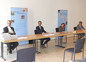 V.l.n.r. Dr. Matthias Weniger (Bayerisches Nationalmuseum) - Dr. Frank Matthias Kammel (Generaldirektor des Bayerischen Nationalmuseums) - Dr. Margit Ksoll-Marcon (Generaldirektorin der Staatlichen Archive) - Dr. Bernhard Grau (Direktor des Hauptstaatsarchivs) mit Beschlagnahmungsakten der Gestapo, die dem Bayerischen Hauptstaatsarchiv übergeben wurden (Foto: Elisabeth Miletic, Bayerisches Hauptstaatsarchiv)