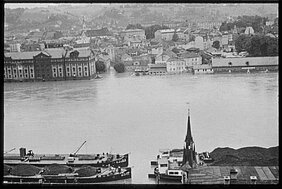 Blick auf das überschwemmte Passau, Bayerisches Hauptstaatsarchiv, Bundesamt für Zivilschutz Fotos, Abgabe 2021/155, lfd. Nr. 28 [JPG-Datei]. 