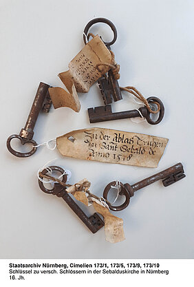 „Schlüsselerlebnisse“ – Nürnberger Schlüssel zu verschiedenen hoheitlichen Objekten, 16. Jahrhundert (Staatsarchiv Nürnberg, Cimelien 173/1, 173/5, 173/9, 173/10) [JPG-Datei].