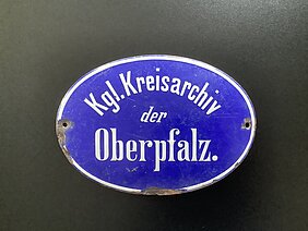 Bild1: Abbildung eines alten Behördneschilds aus Emaille für das Staatsarchiv Amberg