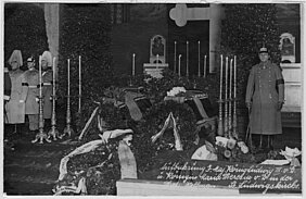 Abbildung 13 zeigt die Aufbahrung des verstorbenen Königspaares in der Münchner Ludwigskirche, 5. November 1921, Bayerisches Hauptstaatsarchiv, Geheimes Hausarchiv, Wittelsbacher Bildersammlung 106/114a (Foto: Bayerisches Hauptstaatsarchiv).