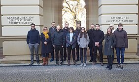 Das Foto zeigt 13 Anwärterinnen und Anwärter für den Vorbereitungsdienst in der Fachrichtung Archivwesen an der Hochschule für den öffentlichen Dienst in Bayern.
