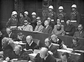 Fotografie Angeklagte Nürnberger Prozesse, Aufnahme Raymond D'Addario, 1946, Stadtarchiv Nürnberg 65/I Nr. A65-I-RA-12.