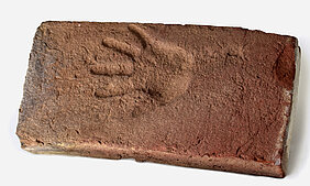 Ziegel mit Abdruck einer Kinderhand, Heimatmuseum Vilsbiburg