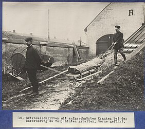Bild 1: Sanitätsausrüstung für das Alpenkorps: Skirodelschlitten zur Beförderung von Kranken ins Tal, Archivsignatur: BayHStA Alpenkorps 1015, Digitalisat-Aufnahme 78. [Klick aufs Bild: ↗Link zum Digitalisat in der Findmitteldatenbank].