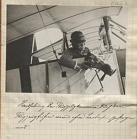 Bild 2: Flugzeugführer mit Luftbildkamera am Monte Cristallo bei Cortina d'Ampezzo (Südtirol, Italien), 1915, Archivsignatur: BayHStA Alpenkorps 83, Digitalisat-Aufnahme 27. [Klick aufs Bild: ↗Link zum Digitalisat in der Findmitteldatenbank]..