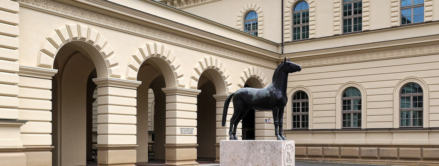 Frontalaufnahme der Staatlichen Archive Bayerns